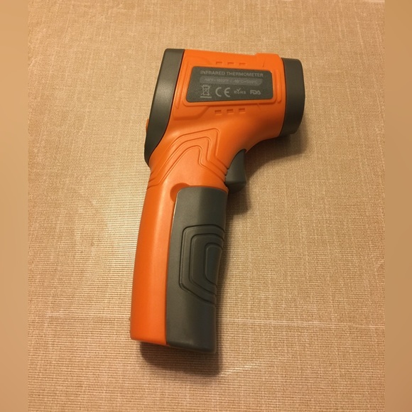 A infrared thermometer - Picture 3 of 6